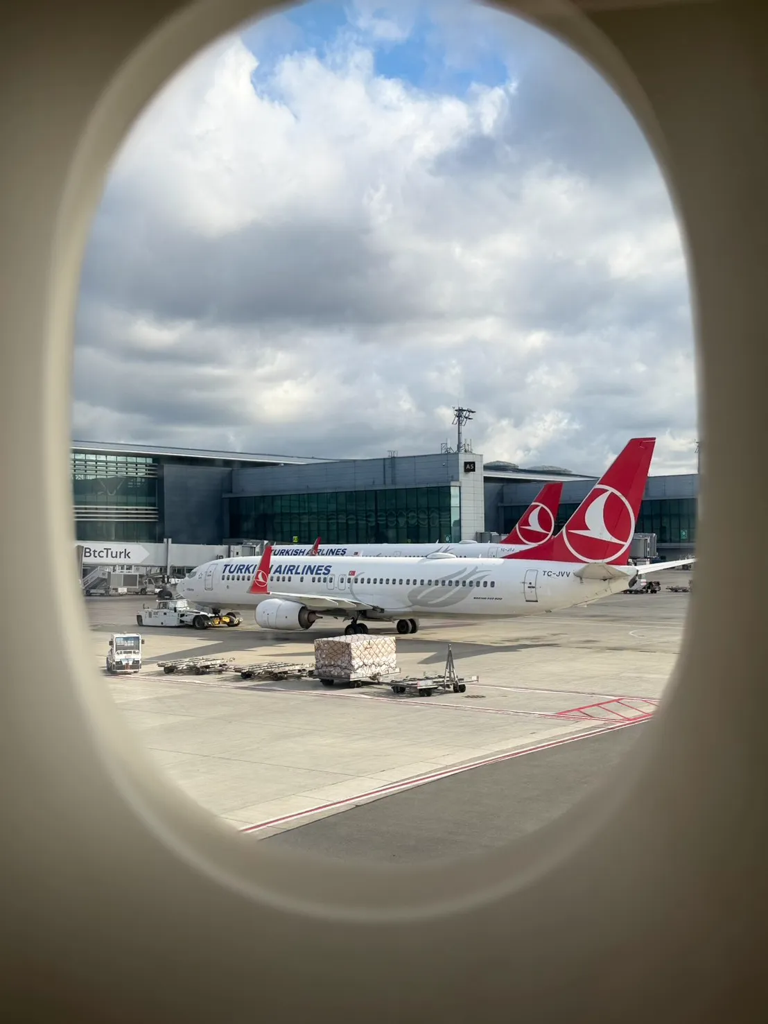 飛行機の窓から見たイスタンブール空港の様子