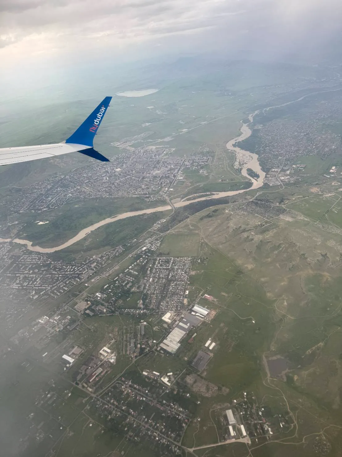 フライドバイ航空機からの地上の眺め