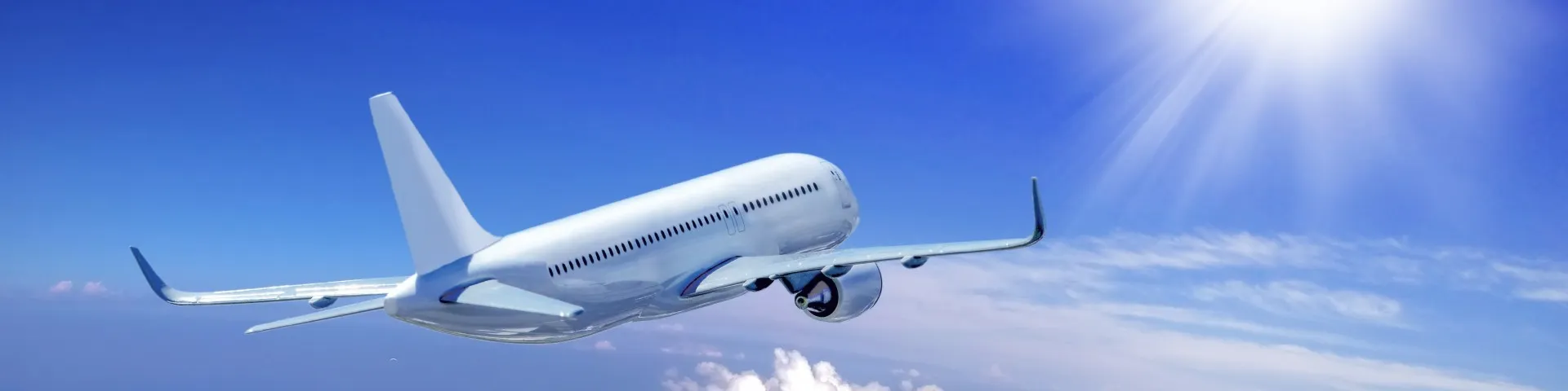 雲を超え、太陽へ向かって飛行する旅客機の雄姿
